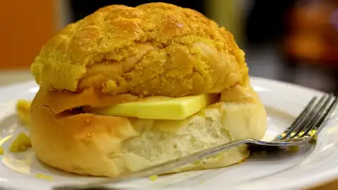 Pineapple bun with butter slice